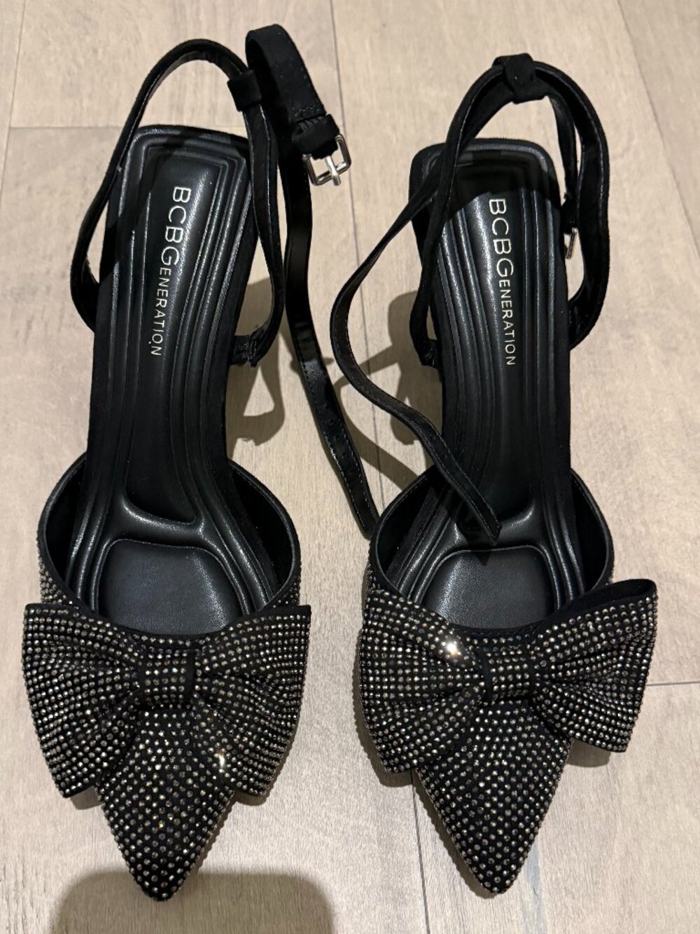 BCBG Generation Pointed toe pump